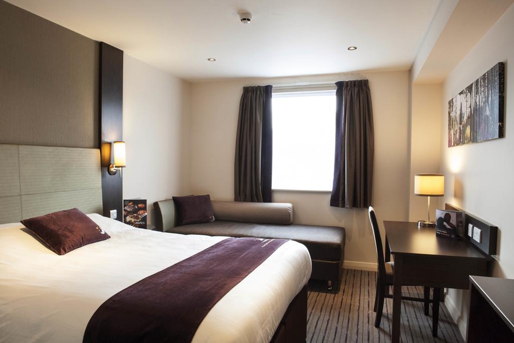 Premier Inn London Elstree / Borehamwood Room photo